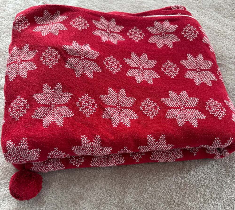 Christmas Cotton Knit Throw Blanket Red White Snowflake Fair Isle Pom Pom 65x58
